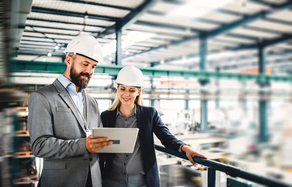 Ritratto di un ingegnere industriale con tablet in fabbrica, al lavoro . — Foto Stock