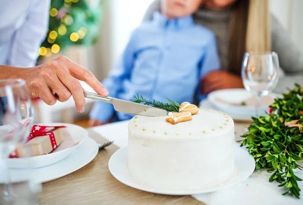 Felismerhetetlen nő vágás egy tortát, karácsonykor. — Stock Fotó