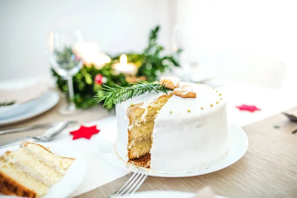 A torta, a táblázatban megadott vacsorára karácsonykor fehér. — Stock Fotó