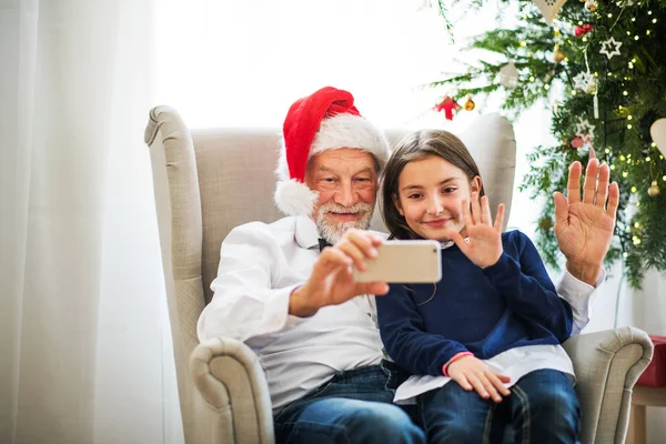 Happy Small Girl Her Grandfather Santa Hat Taking Selfie Smartphone — Stock Photo, Image