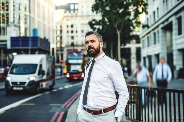 Hipster Affärsman Stående Gatan London Intill Trafikerad Väg Händerna Fickorna — Stockfoto