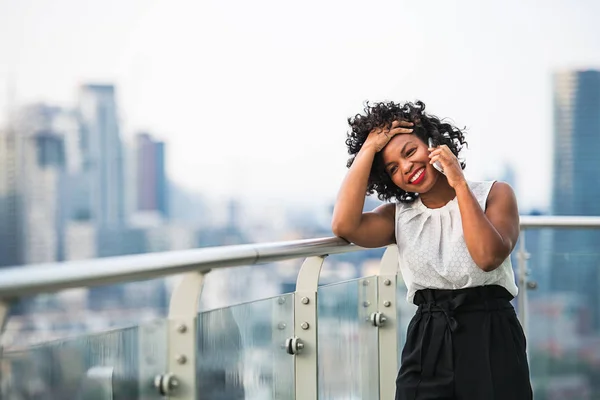A businesswoman standing against London view panorama, making a phone call. — Stock Photo, Image