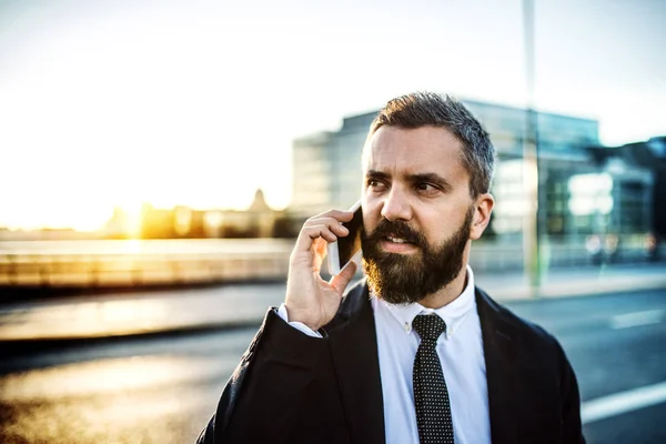 Telefon görüşmesi hipster işadamı ile kentin gün batımında, smartphone. — Stok fotoğraf