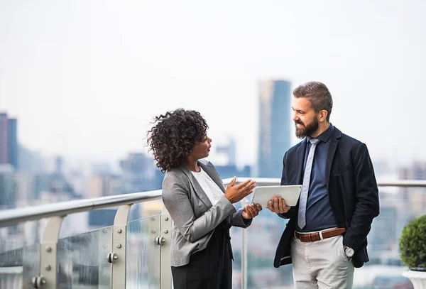 Un retrato de dos empresarios con tableta frente al panorama londinense . —  Fotos de Stock