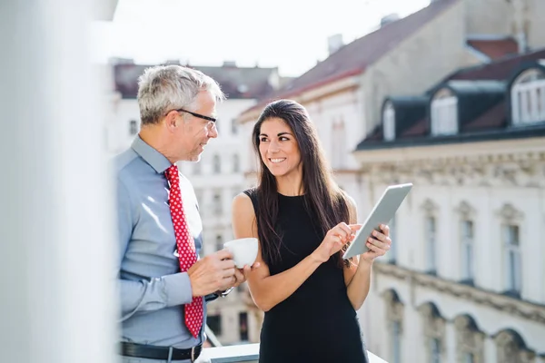 Partenaires Affaires Homme Femme Avec Tablette Debout Sur Une Terrasse — Photo