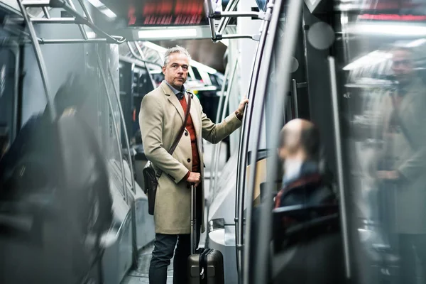 Reifer Gutaussehender Geschäftsmann Mit Koffer Der Mit Der Bahn Durch — Stockfoto