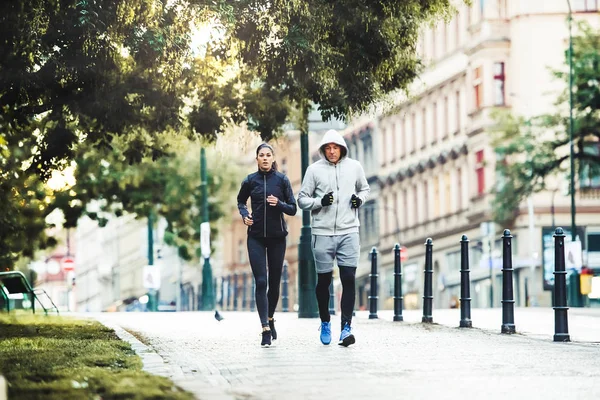 Подтянутая пара, бегущая на улице по улицам Праги . — стоковое фото