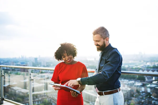 Un retrato de dos empresarios frente al panorama londinense . —  Fotos de Stock