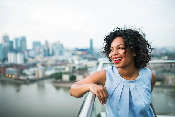 Un ritratto di una donna in piedi su una terrazza a Londra. Copia spazio . — Foto Stock