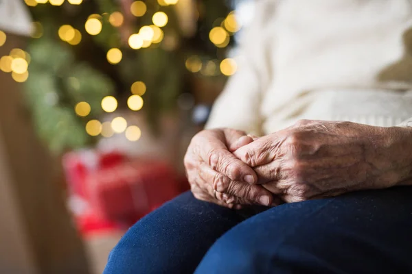 Nahaufnahme einer Seniorin, die zur Weihnachtszeit zu Hause sitzt. — Stockfoto