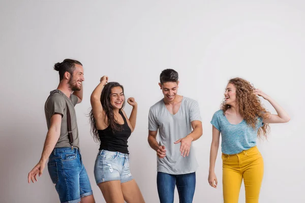 Retrato de alegres jóvenes amigos bailando en un estudio . —  Fotos de Stock