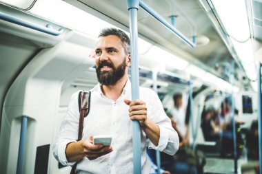 İş için seyahat hipster işadamı ile Metro şehrin içinde smartphone.