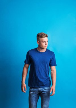 Bir stüdyo daimi bir stüdyoda ciddi düşünceli genç adam portresi.