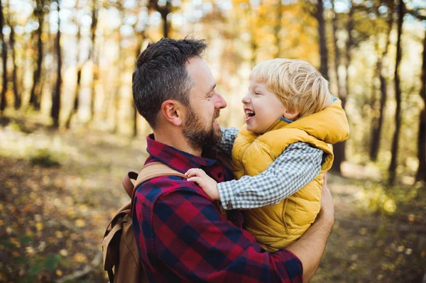 Ein Reifer Vater Steht Mit Einem Kleinen Sohn Einem Herbstlichen — Stockfoto