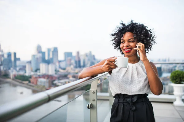 Bir iş kadını Londra görünümü panorama karşı duran, telefon görüşmesi. — Stok fotoğraf