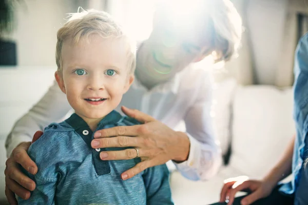 Szczęśliwy Toddler Chłopiec Młodych Rodziców Wewnątrz Sypialni Ubieranie — Zdjęcie stockowe