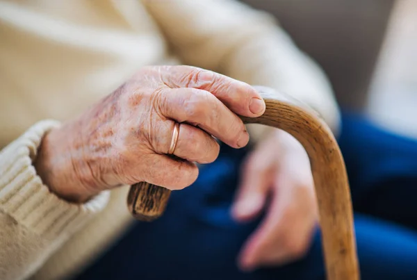 Nahaufnahme Einer Einsamen Seniorin Die Hause Auf Einem Sessel Sitzt — Stockfoto