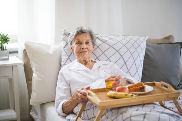 Une Aînée Malade Âgée Avec Nourriture Sur Plateau Bois Couché — Photo