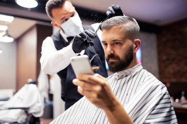 Клиент хипстера, посещающий парикмахера и парикмахера, делающий селфи . — стоковое фото