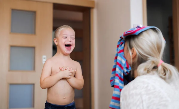 Niño Con Síndrome Minusvalía Riéndose Jugando Con Madre Irreconocible Interior —  Fotos de Stock