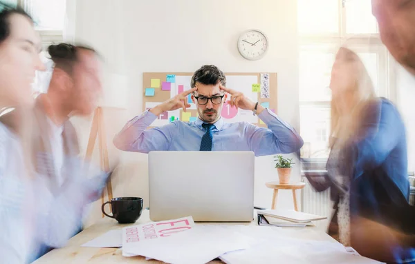 Jonge ondernemers in een modern kantoor, bijeenkomst. Bewegingsonscherpte. — Stockfoto