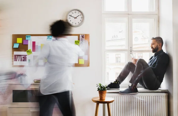 Jóvenes empresarios en una oficina moderna, descansando. Desenfoque de movimiento . — Foto de Stock