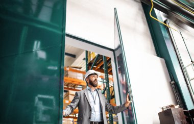 Kapıyı açma endüstriyel adam mühendis bir fabrikada.