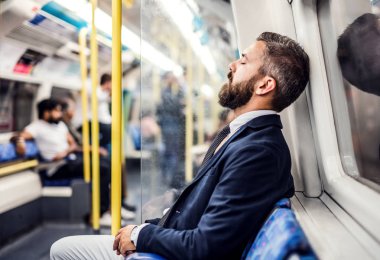 İş için seyahat uyku hipster işadamı Metro şehrin içinde.
