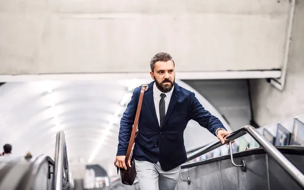 Uomo d'affari hipster che usa la scala mobile in metropolitana, viaggia al lavoro . — Foto Stock