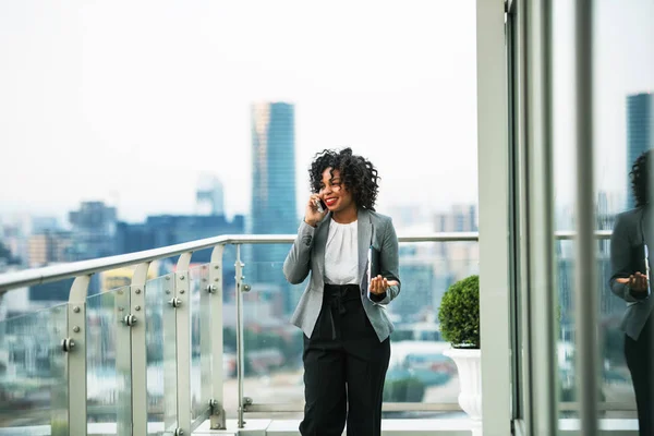 Ritratto di una donna d'affari in piedi su una terrazza, che fa una telefonata . — Foto Stock