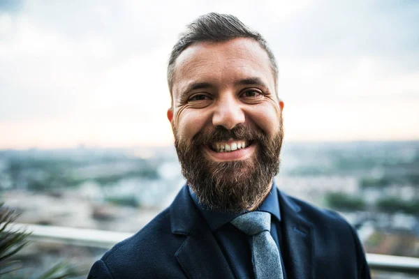 Primer plano del hombre de negocios frente al panorama de Londres al atardecer . — Foto de Stock