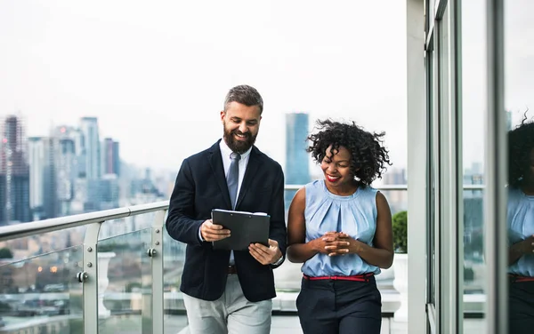 Un retrato de dos empresarios frente al panorama londinense . —  Fotos de Stock