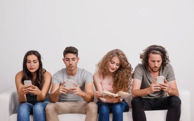 Genç grup arkadaşıyla modern teknoloji ve geleneksel bilgi kaynağı olarak kullanma.