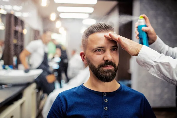 Hipster-Mann besucht Friseur und Friseur im Friseursalon. — Stockfoto