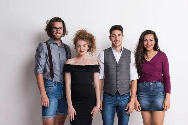 Retrato de jovem grupo de amigos de pé em um estúdio . — Fotografia de Stock