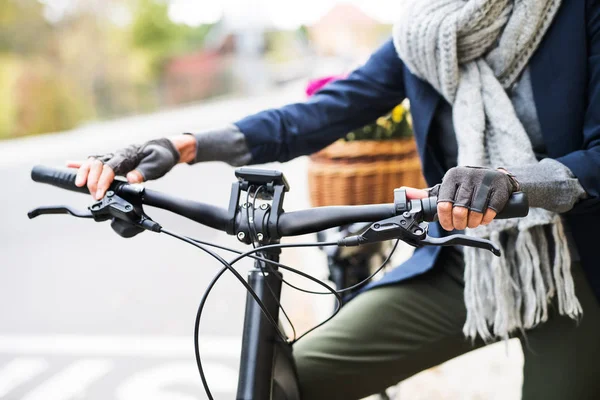 A midsection of senior woman with electrobike outdoors in town. — Stock Photo, Image