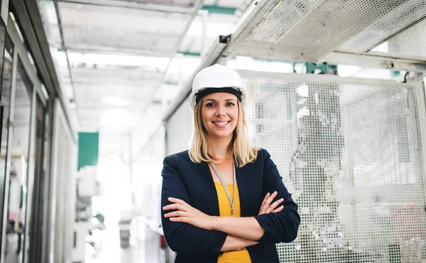 Portrait d'une ingénieure industrielle debout dans une usine . — Photo