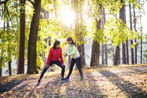 Corredoras con smartwatch al aire libre en el bosque en la naturaleza, comprobando la hora . — Foto de Stock