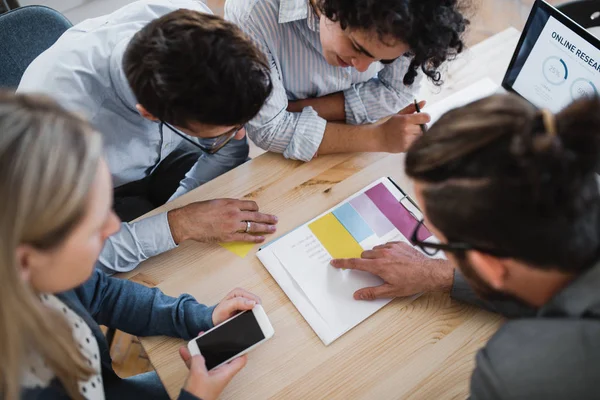 Birlikte modern bir ofiste çalışan genç iş adamları Grubu'nun üstten görünüm.