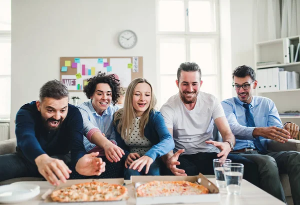 Grupo Jovens Empresários Masculinos Femininos Com Pizza Almoçando Escritório Moderno — Fotografia de Stock