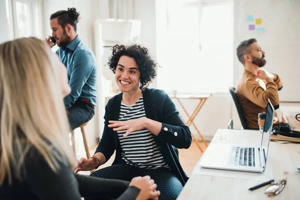 Gruppe junger Geschäftsleute mit Laptop arbeitet zusammen in einem modernen Büro. — Stockfoto