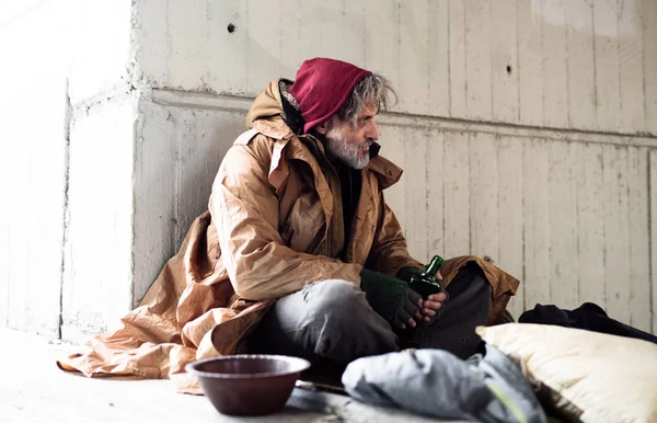 Beggar hajléktalan ember ül kint város kérdezés részére adomány pénzt. — Stock Fotó