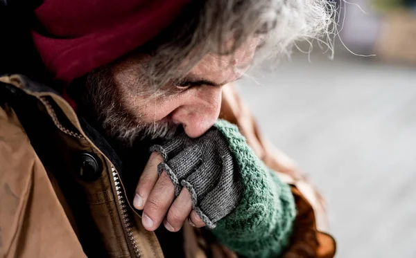 Nahaufnahme eines obdachlosen Bettlers, der im Freien in der Stadt steht. — Stockfoto