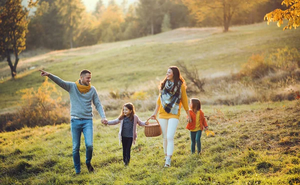 İki küçük çocuklu autumn doğada yürüyüş genç bir aile. — Stok fotoğraf