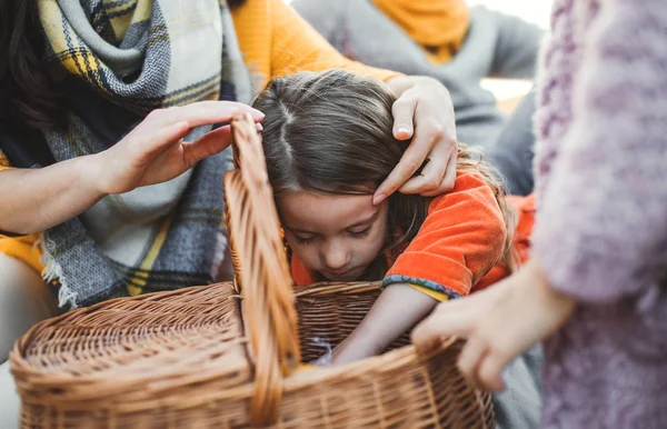 Bránice rodiny s dvěma malými dětmi mají piknik v podzimní přírodě. — Stock fotografie