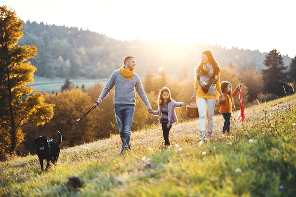 Eine Junge Familie Mit Zwei Kleinen Kindern Und Einem Schwarzen — Stockfoto