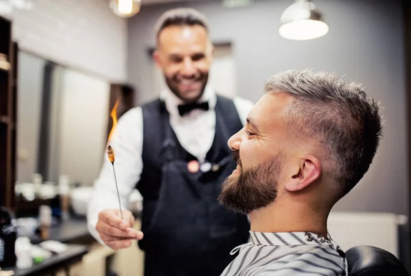 Клиент хипстера, посещающий парикмахерскую и парикмахерскую, удаление волос на ушах . — стоковое фото