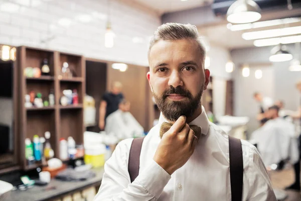 Портрет красивого клиента хипстера, стоящего в парикмахерской . — стоковое фото