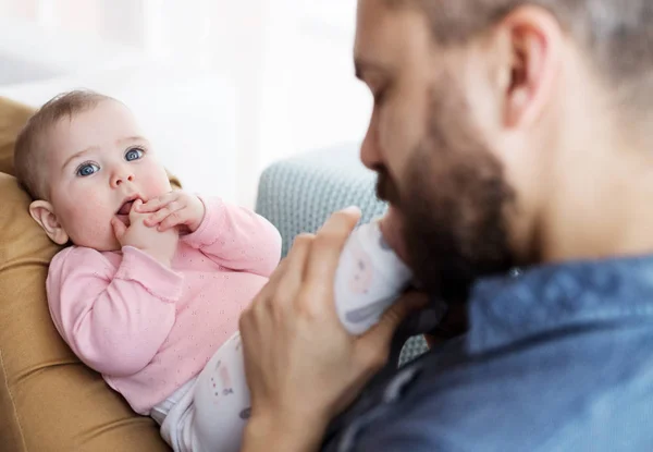Onherkenbaar vader binnen zitten, spelen met baby dochter. — Stockfoto