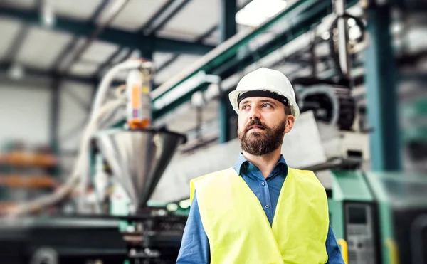 Portrét inženýr průmyslové muž stojící v továrně. Kopírovat prostor. — Stock fotografie
